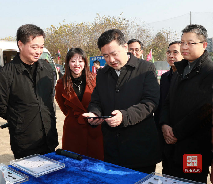 2021年12月24日 羅增斌在安和移動(dòng)互聯(lián)產(chǎn)業(yè)園調(diào)研（記者 賴(lài)杰 攝）.jpg