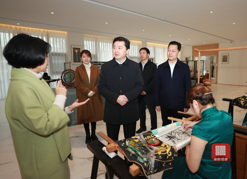 2021年2月27日 羅增斌在蠶桑現代農業(yè)園調研（記者 賴杰 攝）.JPG
