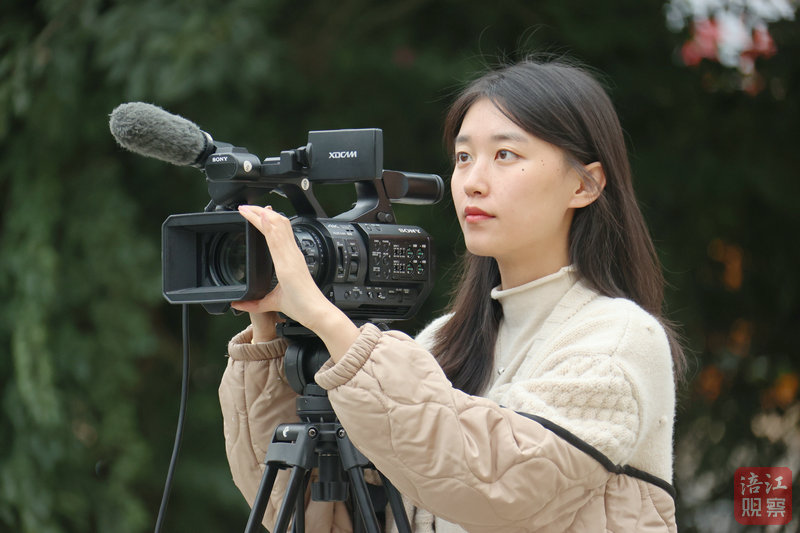 涪城區(qū)融媒體中心李怡霄，11月8日在龍門敬老院拍攝視頻。.jpg