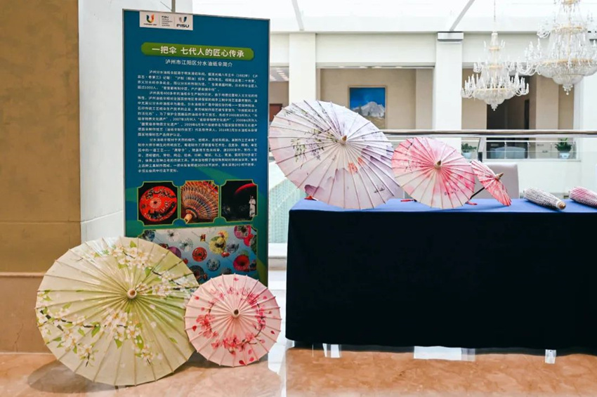 會場外展示的國家級非物質(zhì)文化遺產(chǎn)瀘州油紙傘。成都大運(yùn)會執(zhí)委會宣傳部供圖