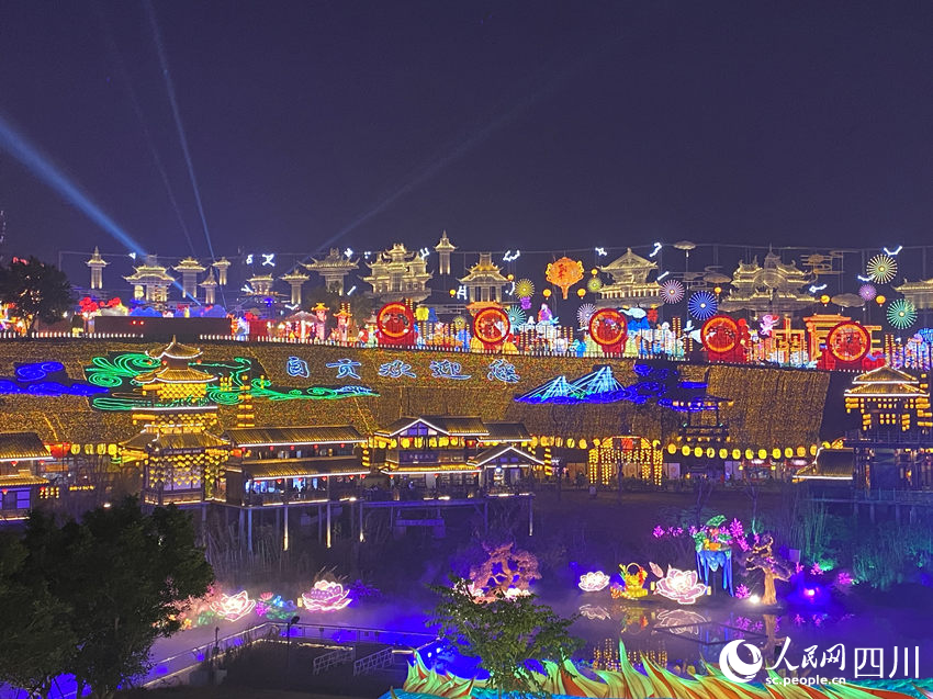 第30屆自貢國(guó)際恐龍燈會(huì)現(xiàn)場(chǎng)。人民網(wǎng) 王凡攝