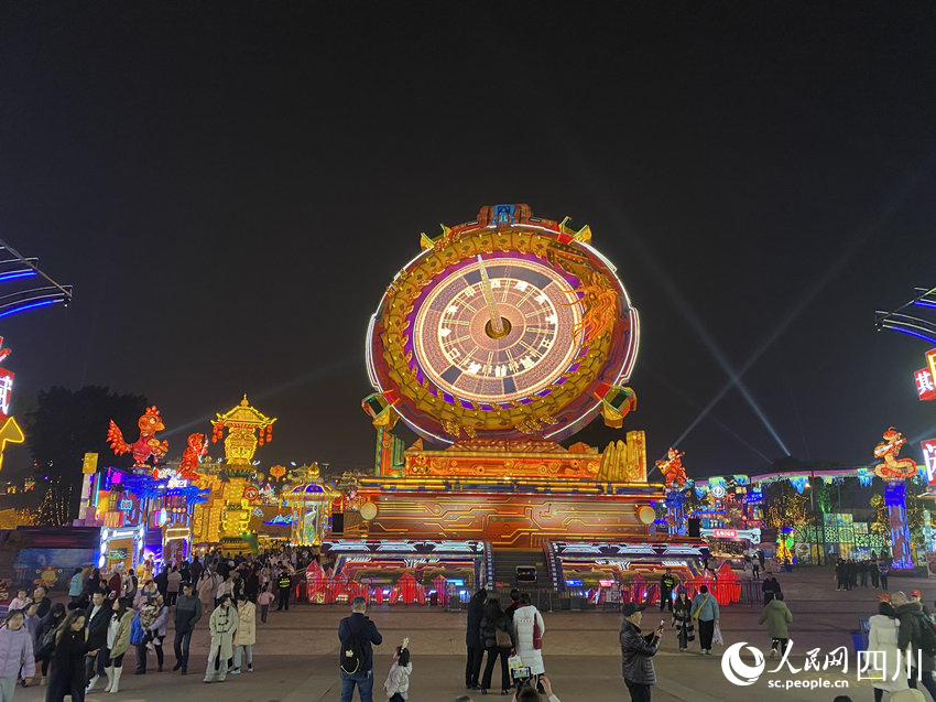 燈會(huì)開幕當(dāng)晚，各地游客前來賞燈。人民網(wǎng) 王凡攝
