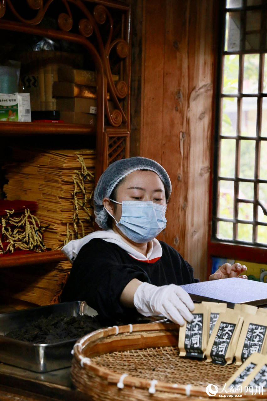 “茶祥子”制茶坊員工正在包裝茶葉。人民網(wǎng)記者 朱虹攝